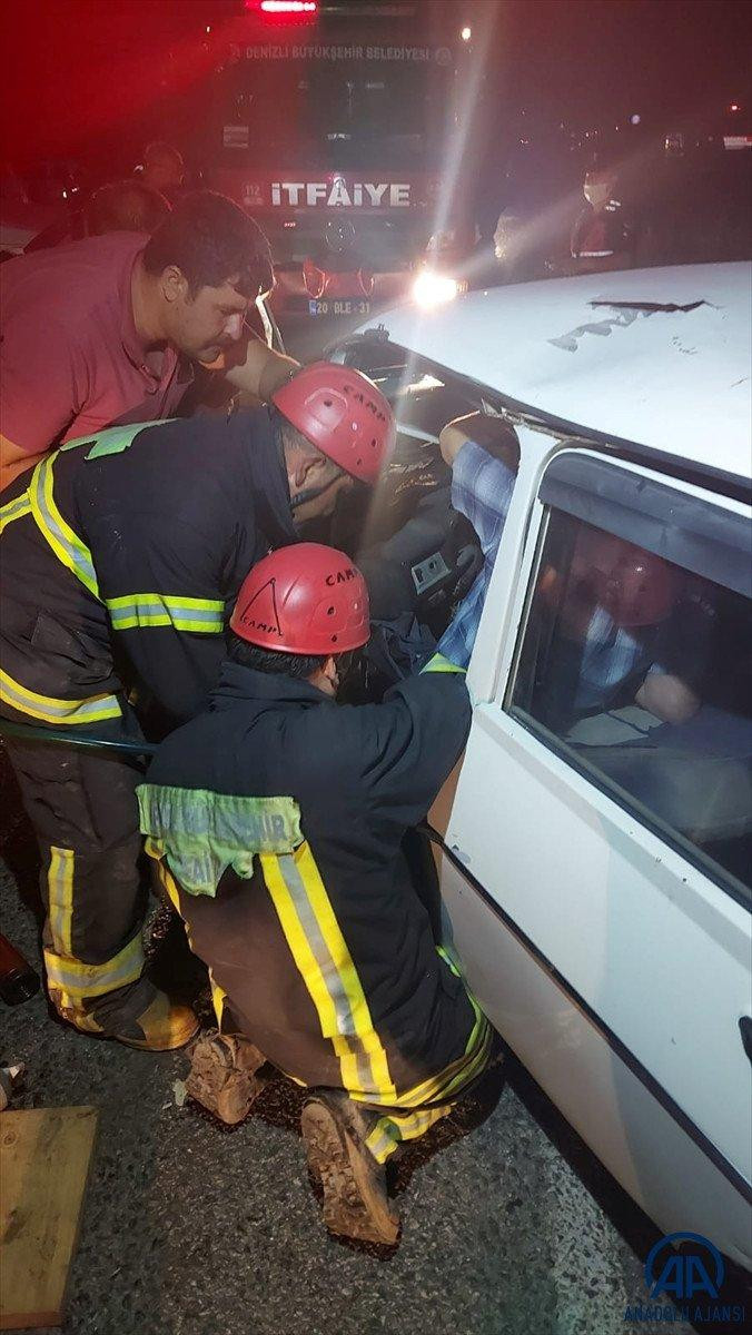 Denizli'de iki otomobil çarpıştı: 1 ölü 9 yaralı