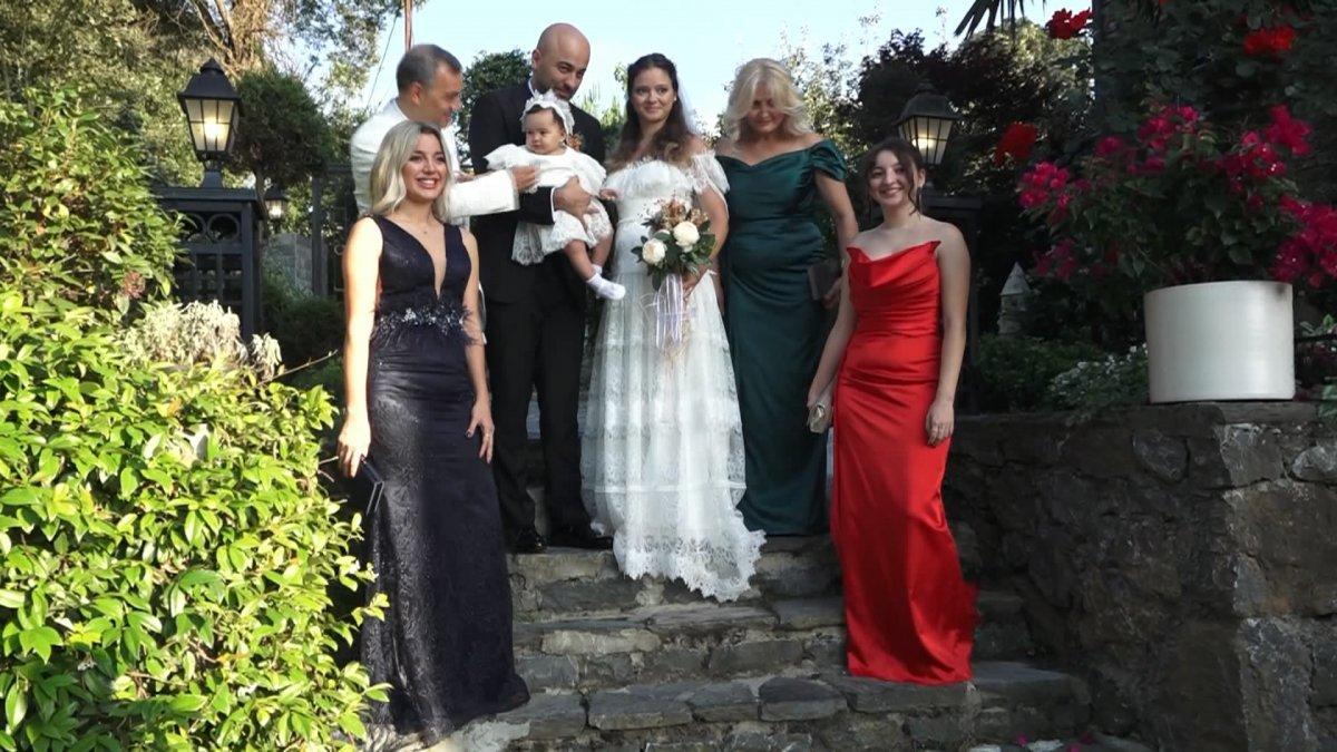 İstanbul'da doktor çift düğünlerini 8 aylık kızlarıyla yaptı