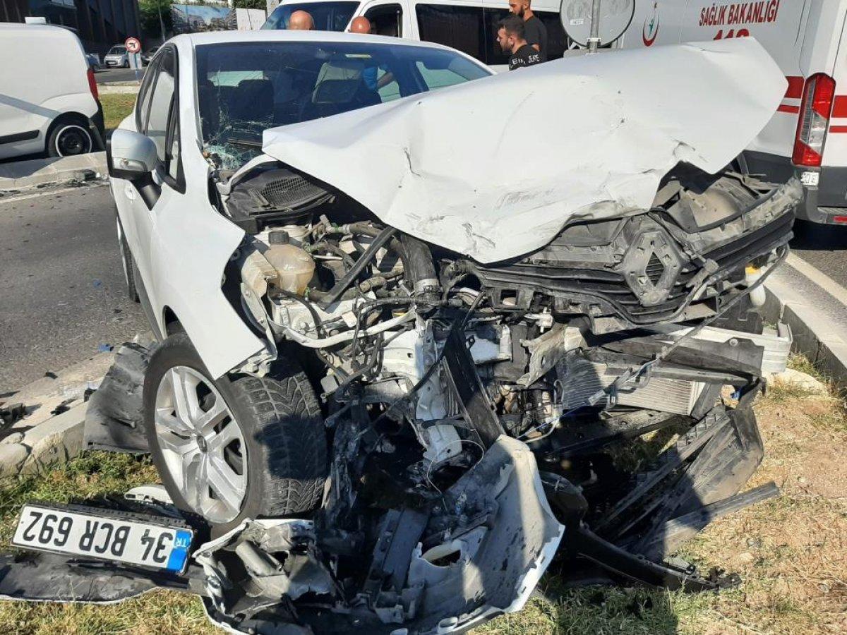 Maltepe'de çarpışan iki otomobil hurdaya döndü