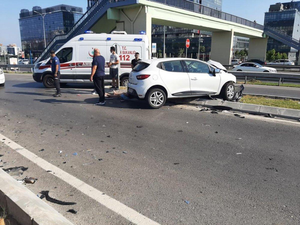 Maltepe'de çarpışan iki otomobil hurdaya döndü