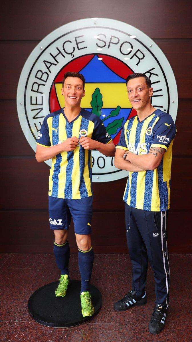 Mesut Özil balmumu heykeliyle fotoğraf çekildi