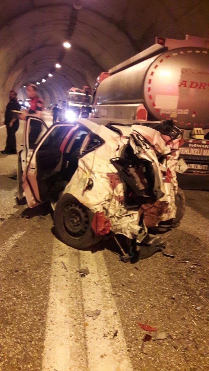 Artvin'de tünelde kaza yapan araç, paramparça oldu