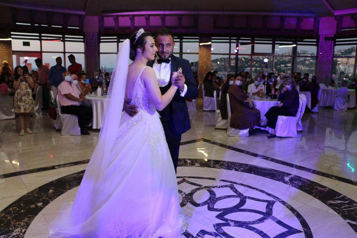 Zonguldak'taki şoför, tırını gelin arabası yaptı