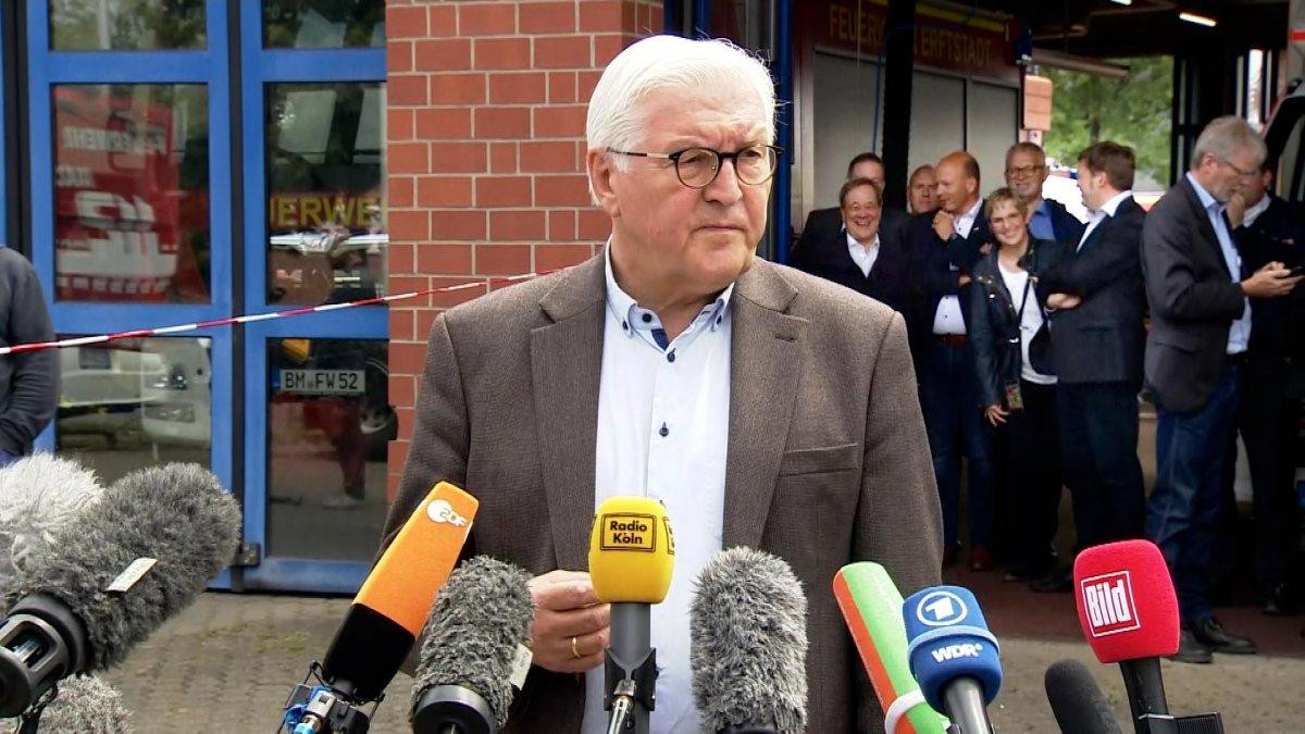 Armin Laschet, sel bölgesinde gülerken kameraya yakalandı