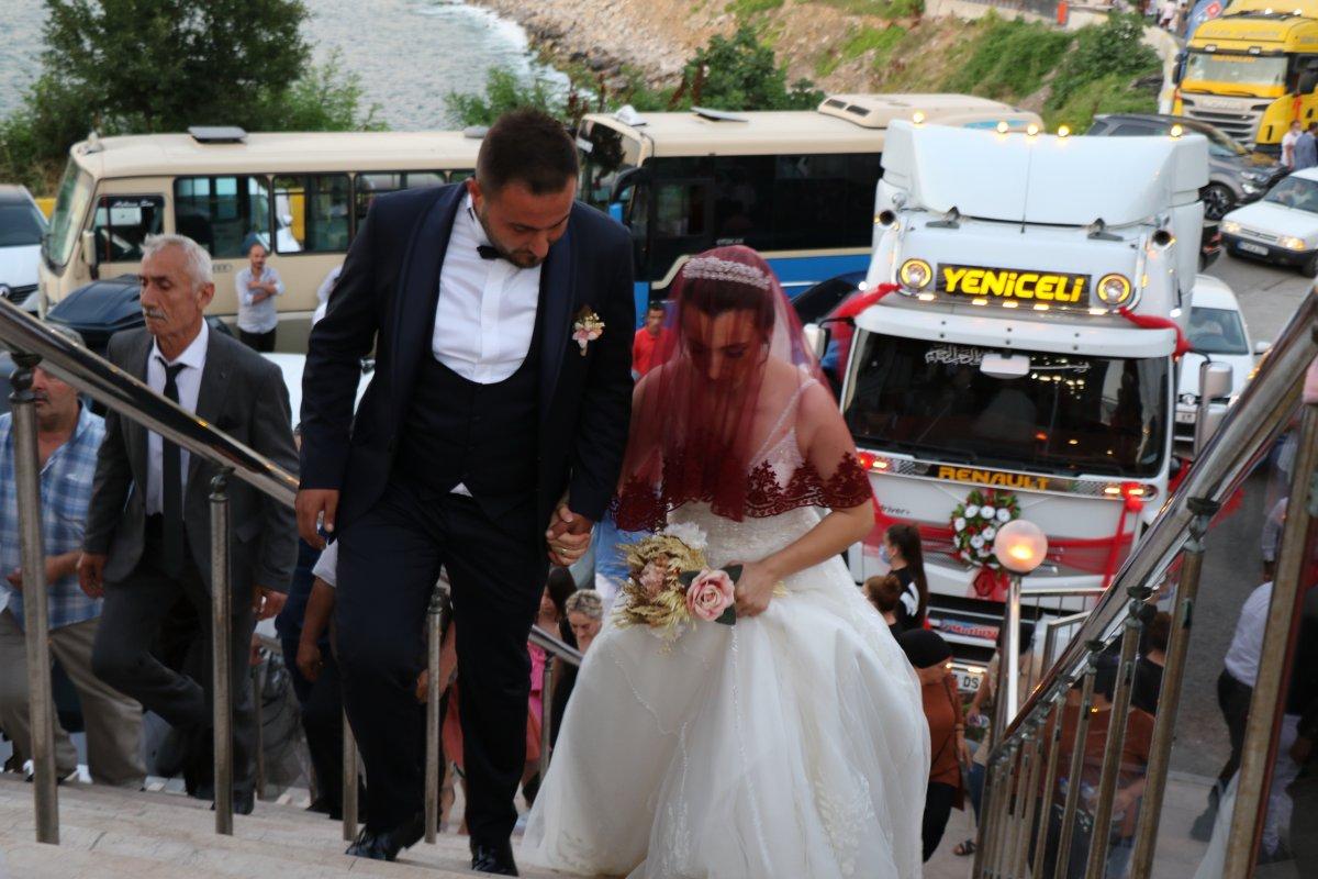 Zonguldak'taki şoför, tırını gelin arabası yaptı