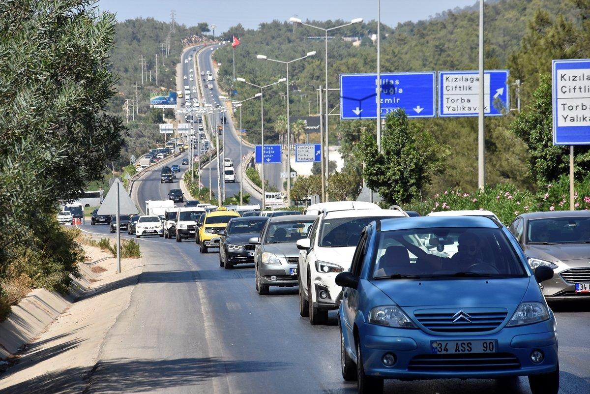 Tatil beldelerine akın akın göç devam ediyor