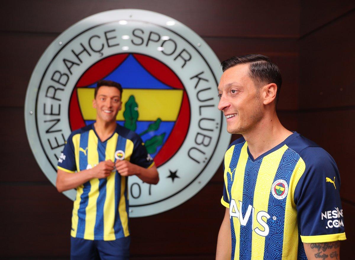 Mesut Özil balmumu heykeliyle fotoğraf çekildi