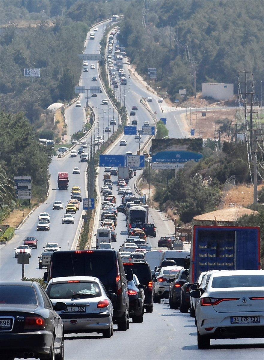 Tatil beldelerine akın akın göç devam ediyor