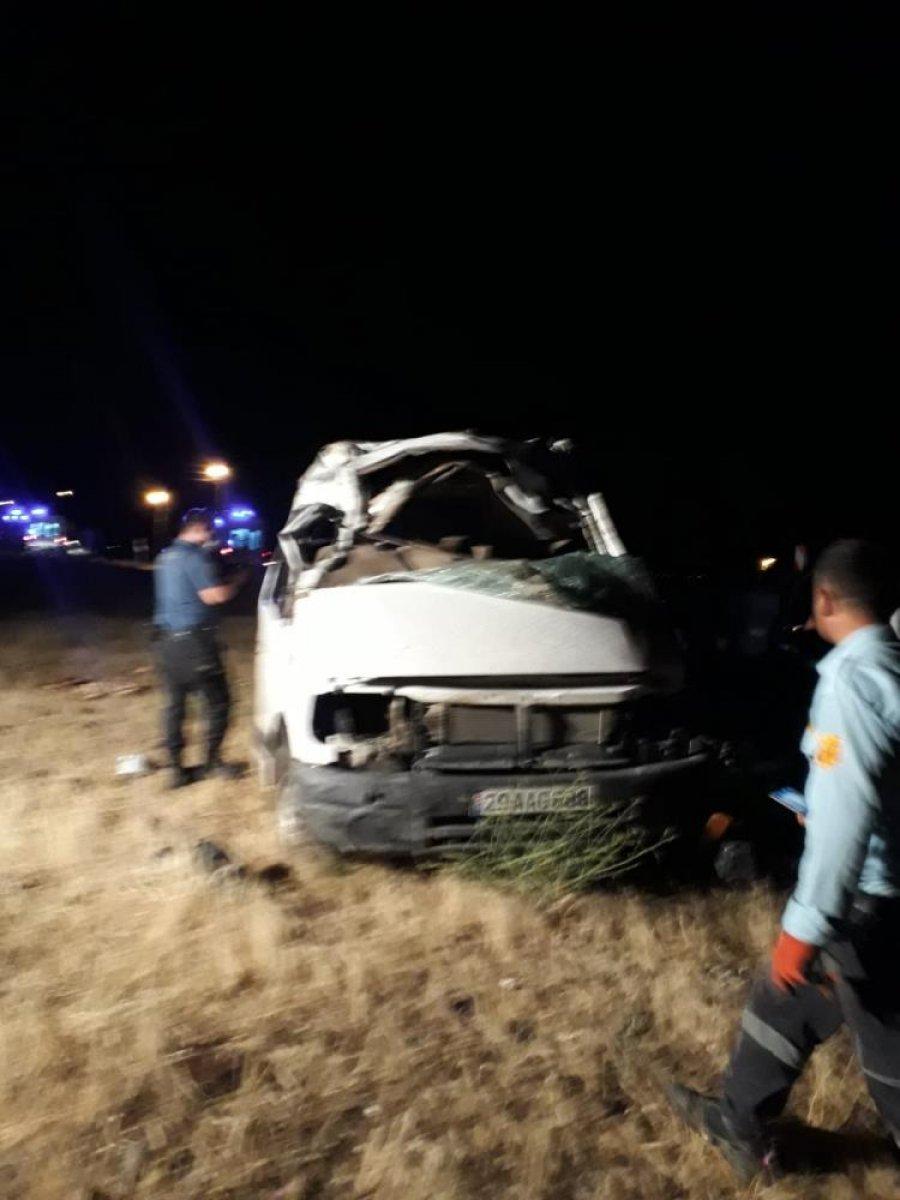 Ağrı'da minibüs devrildi: 14 yaralı