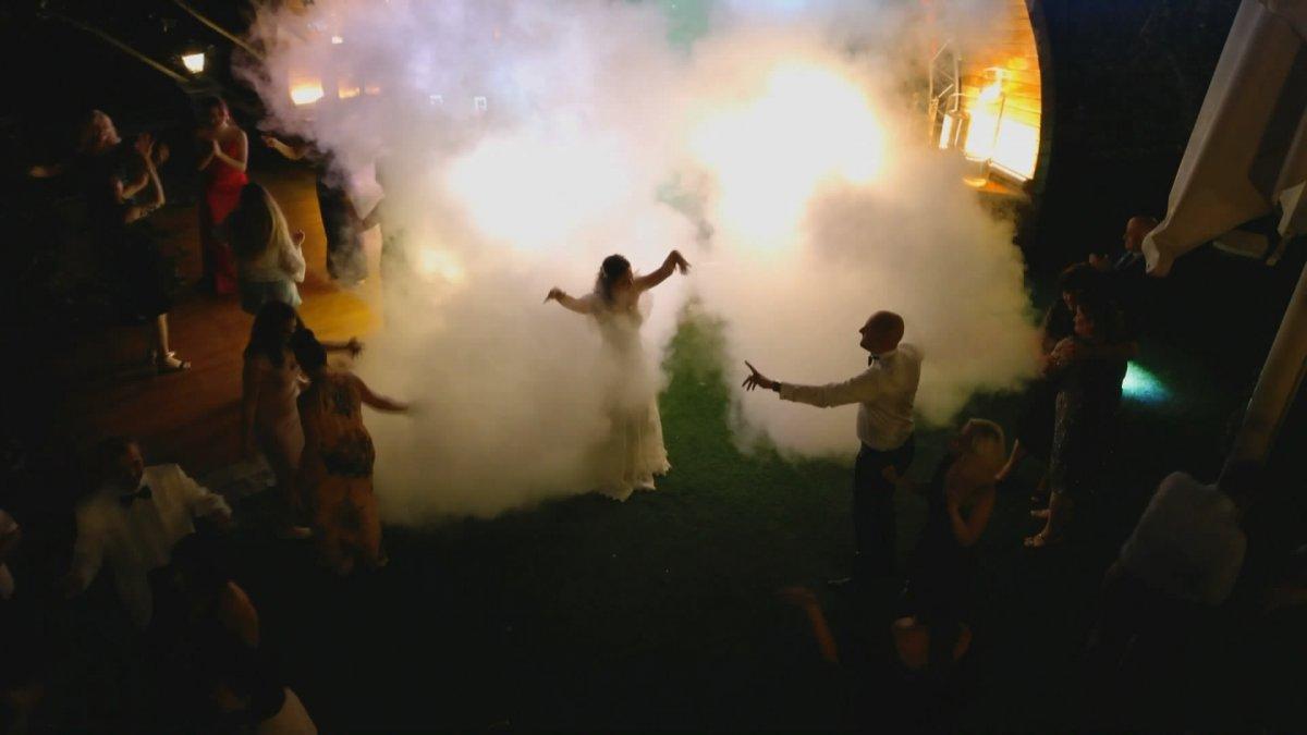 İstanbul'da doktor çift düğünlerini 8 aylık kızlarıyla yaptı