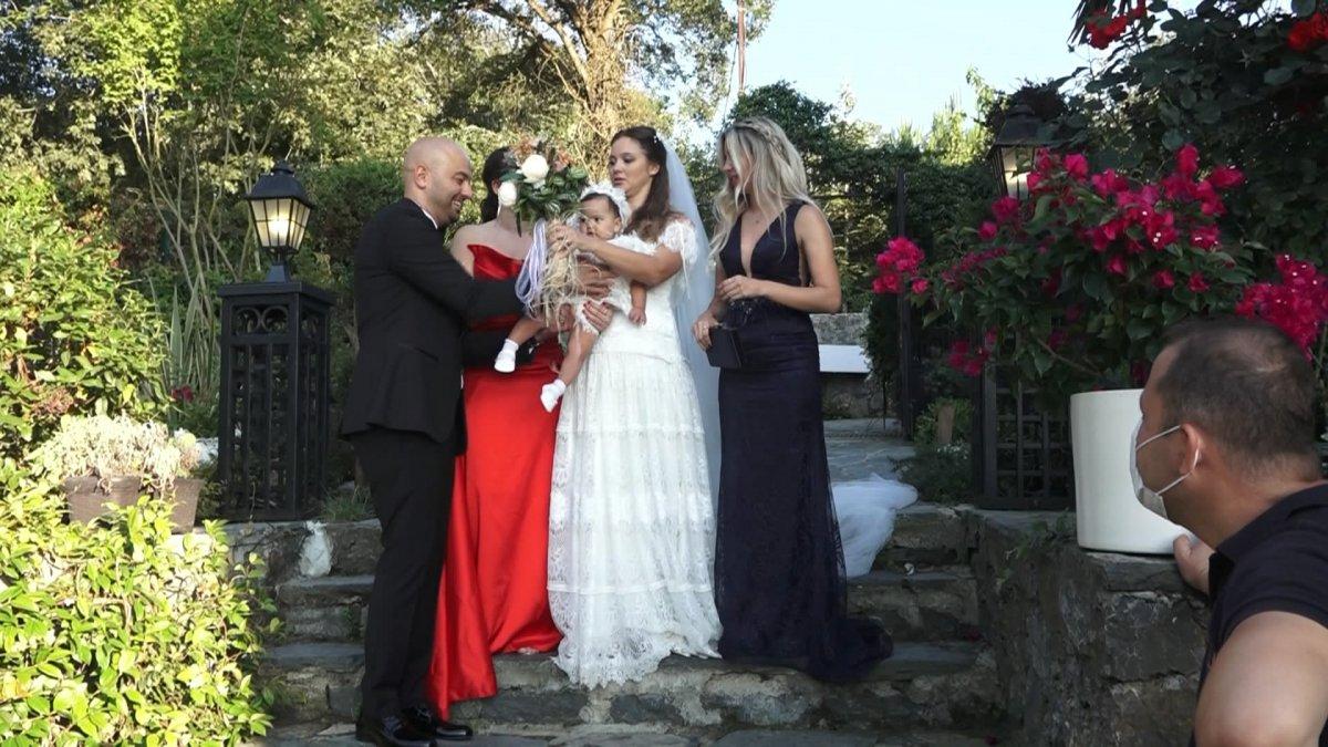 İstanbul'da doktor çift düğünlerini 8 aylık kızlarıyla yaptı