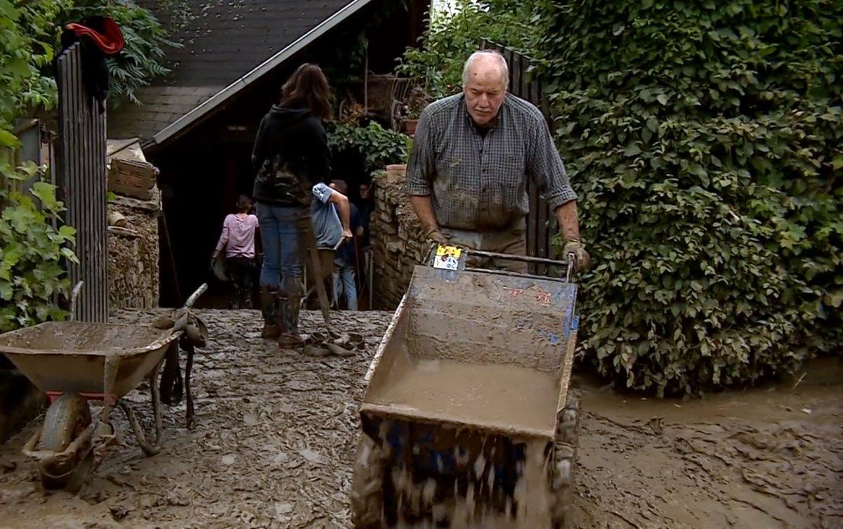 Avrupa'da sel sonrası çamur temizliği