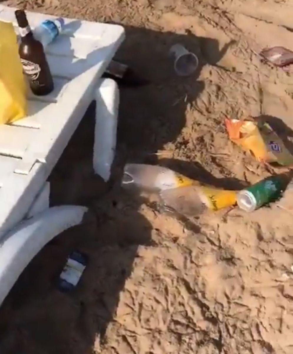 Bozcaada'daki plaj, parti sonrasında çöplüğe döndü