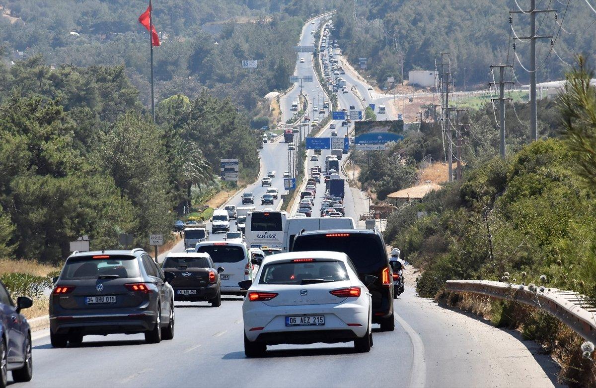 Tatil beldelerine akın akın göç devam ediyor