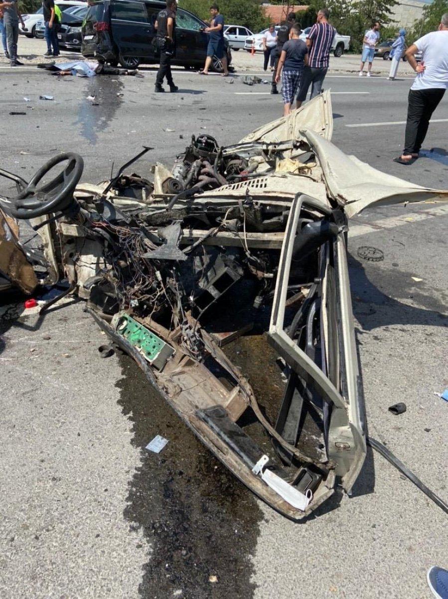 Ankara'da makas atarak ilerleyen araç ortadan ikiye bölündü