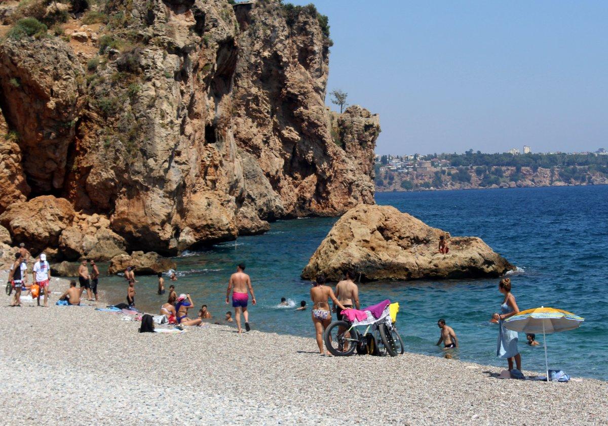 Antalya’da falezlerden atlayan genç hastanelik oldu