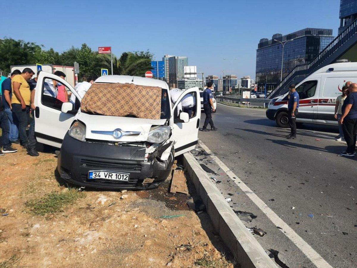 Maltepe'de çarpışan iki otomobil hurdaya döndü