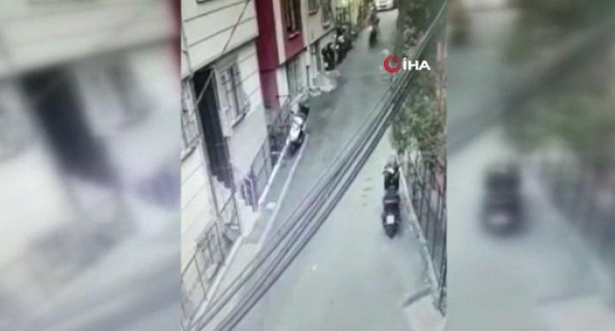 Şişli’de motosikletin çalınma anları kamerada