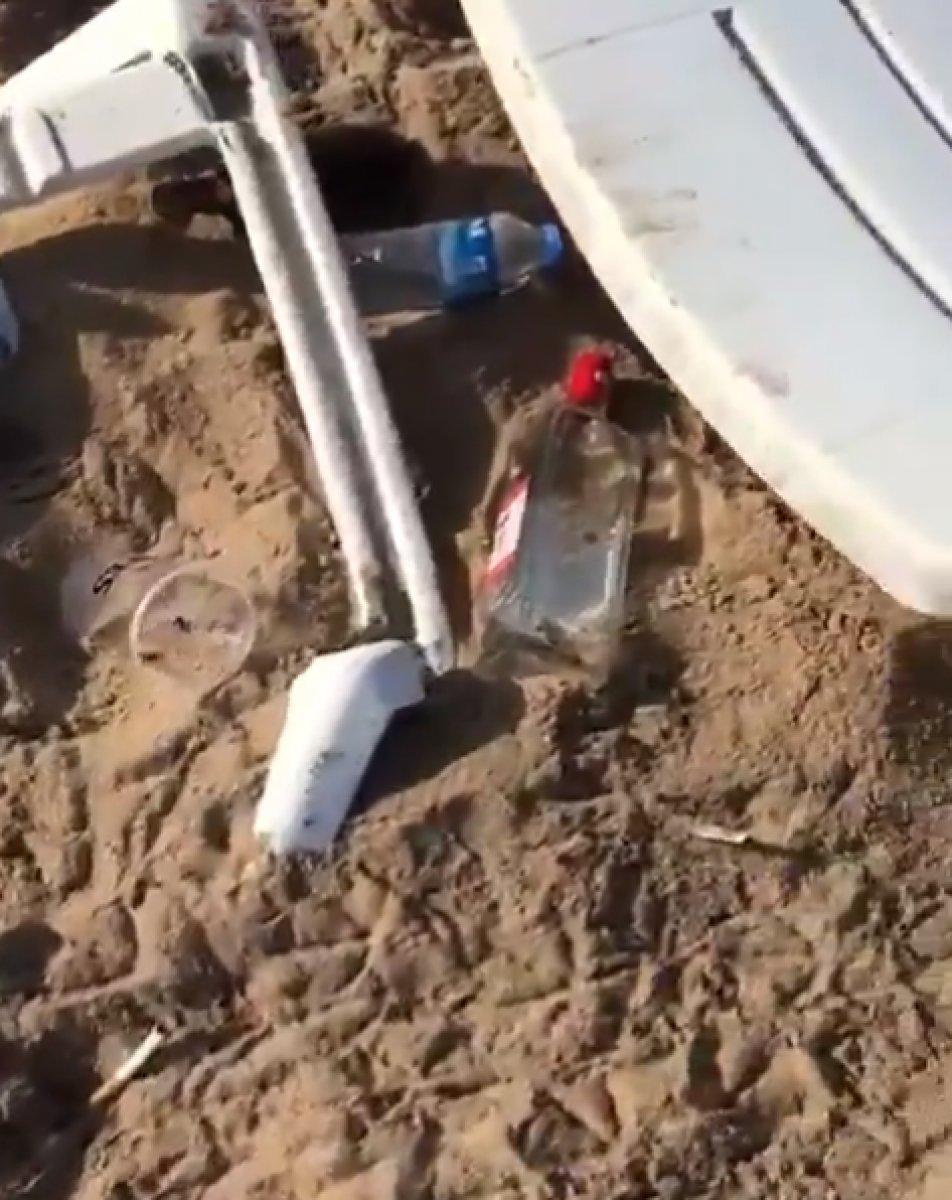 Bozcaada'daki plaj, parti sonrasında çöplüğe döndü