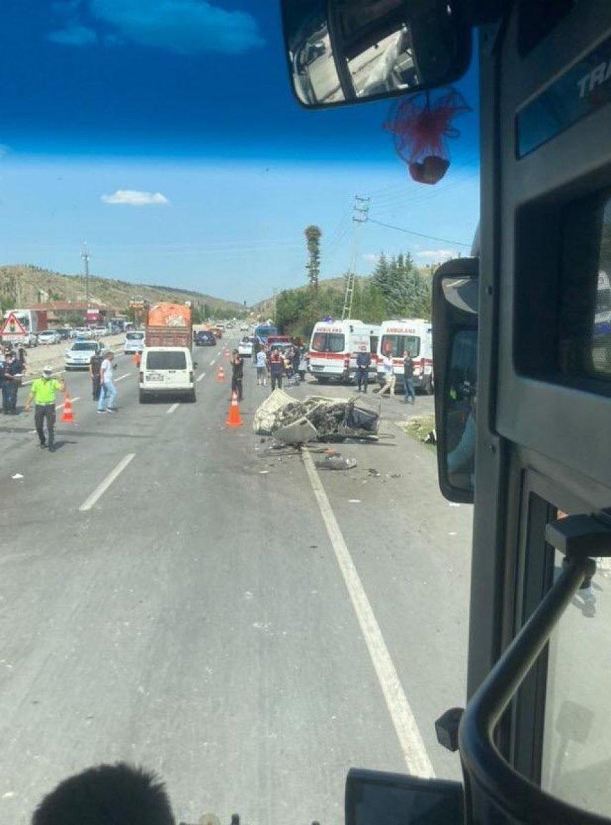 Ankara'da makas atarak ilerleyen araç ortadan ikiye bölündü