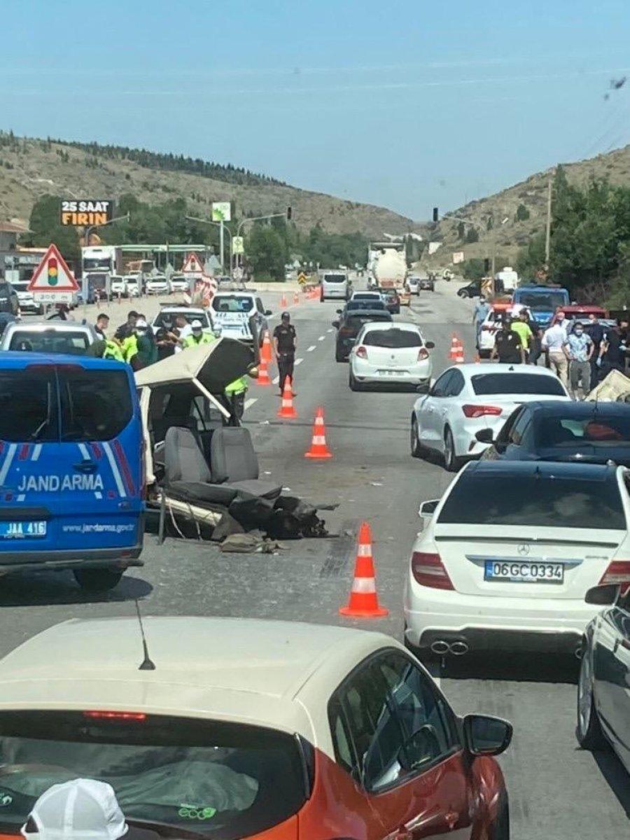 Ankara'da makas atarak ilerleyen araç ortadan ikiye bölündü