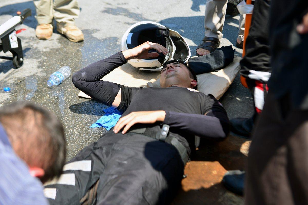 Adana’da yaralanan polislere kartonlarla gölge yaptılar