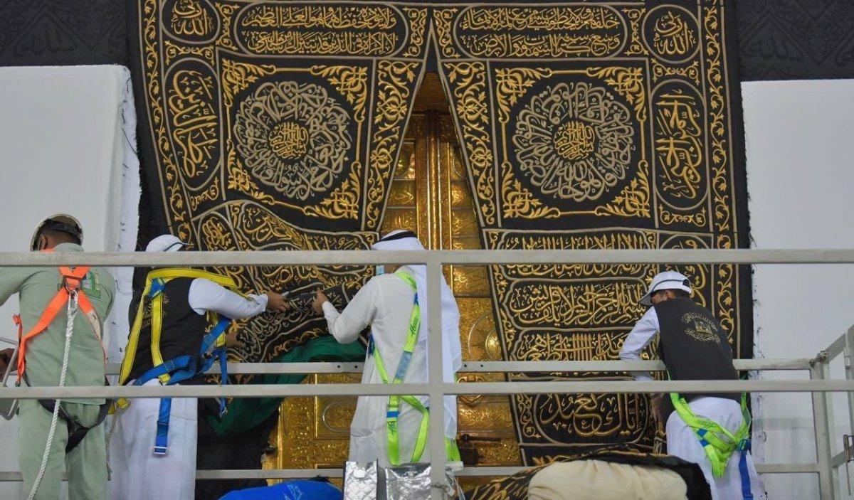 Bayram öncesi Kabe'nin örtüsü değişti