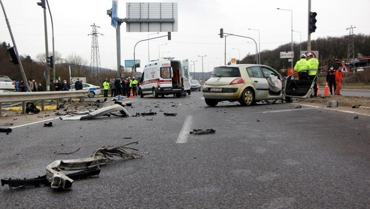 Bolu'da otomobil iş makinesine çarptı: 1 ölü 1 yaralı