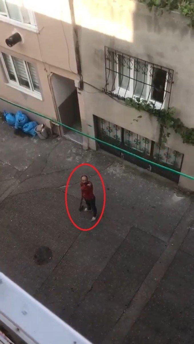 Bursa'daki şahıs, 3'üncü kata balta fırlattı