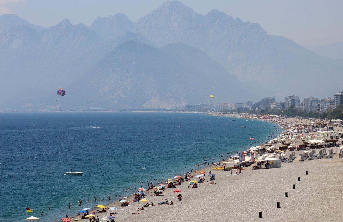 Konyaaltı yerli ve yabancı turistlerin akınına uğradı