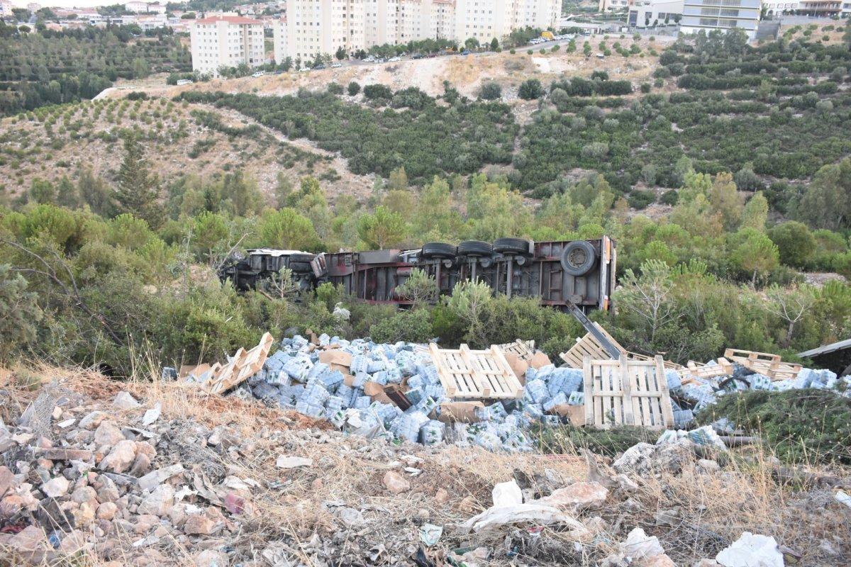 İzmir'de sürücü uyuya kaldı, hareket eden tır devrildi
