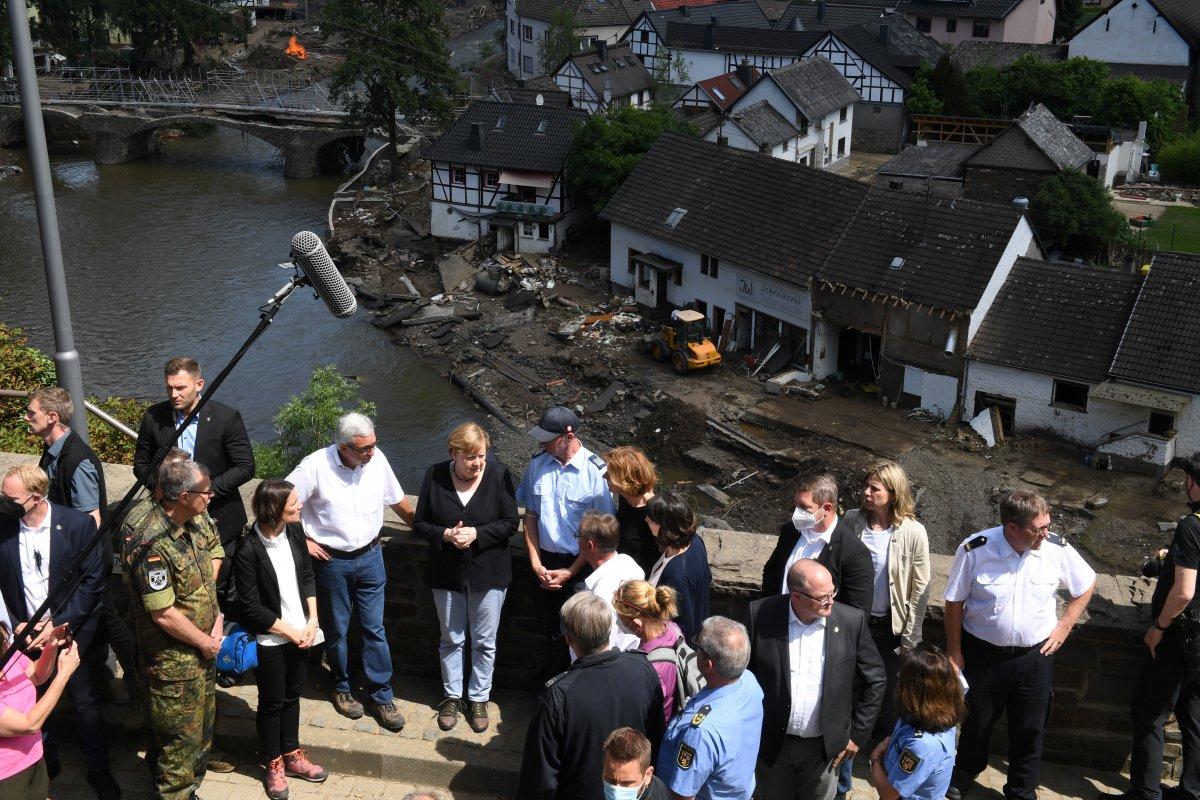 Angela Merkel, afet bölgesini inceledi