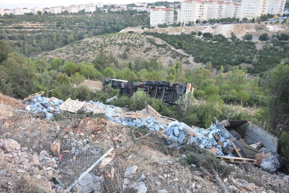 İzmir'de sürücü uyuya kaldı, hareket eden tır devrildi