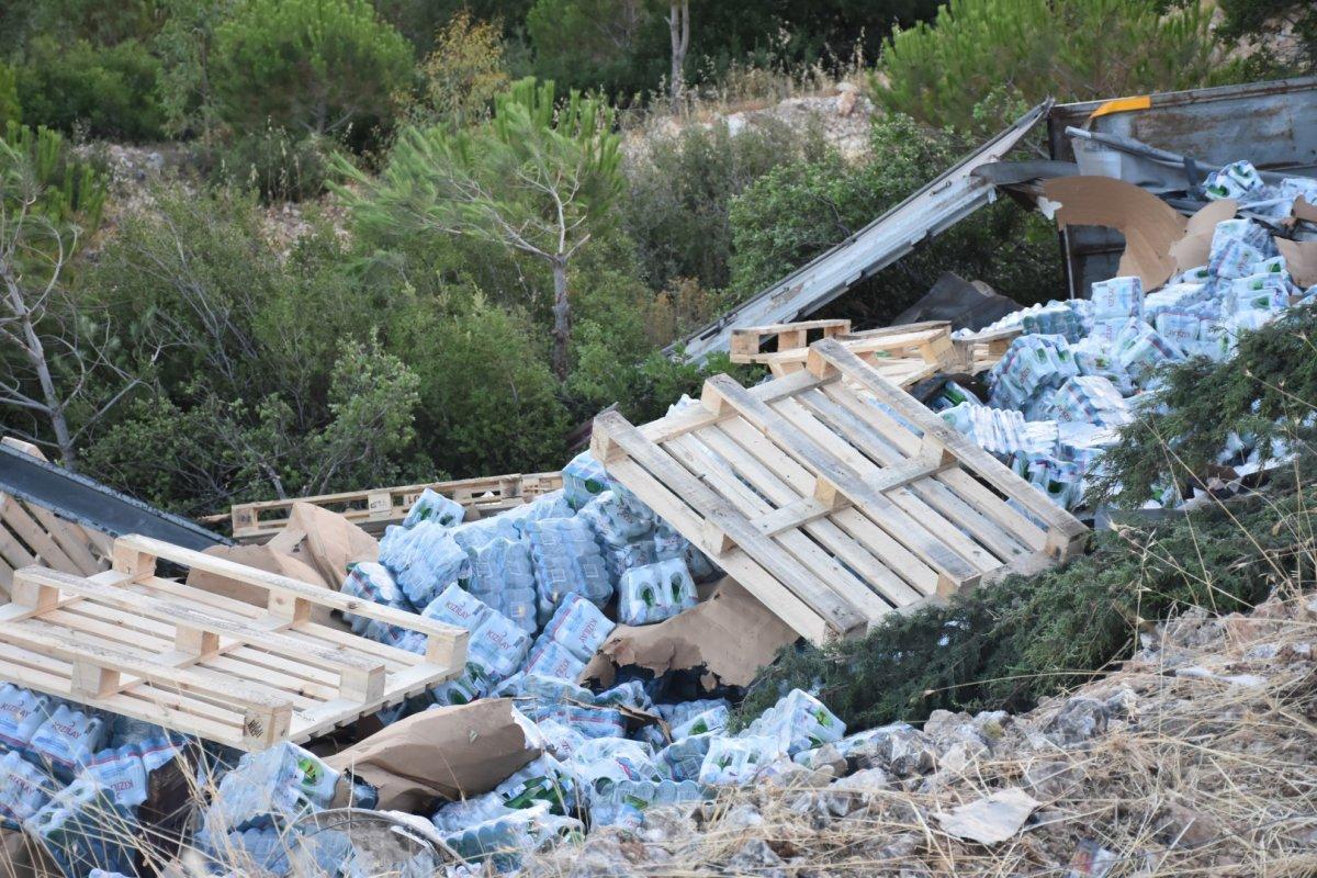 İzmir'de sürücü uyuya kaldı, hareket eden tır devrildi