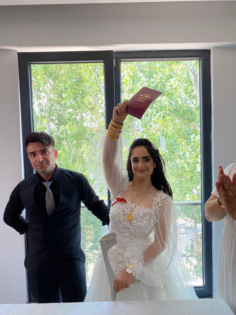 Manisa'da bacaklarını kaybeden Mizgin, en büyük destekçisiyle evlendi