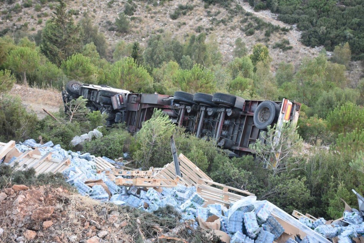 İzmir'de sürücü uyuya kaldı, hareket eden tır devrildi