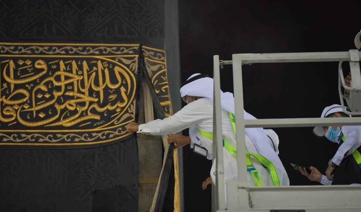 Bayram öncesi Kabe'nin örtüsü değişti