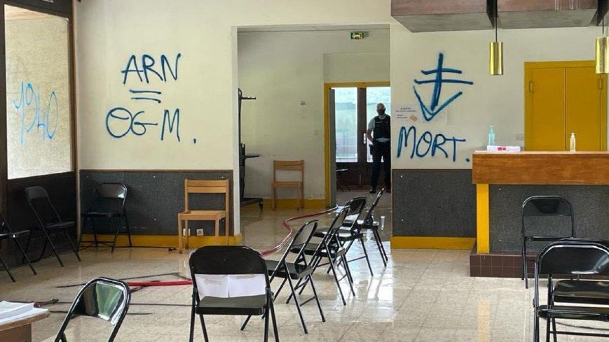 Fransa'da aşı merkezini kundakladılar