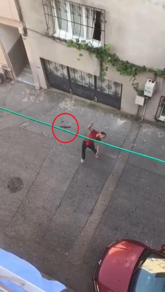 Bursa'daki şahıs, 3'üncü kata balta fırlattı