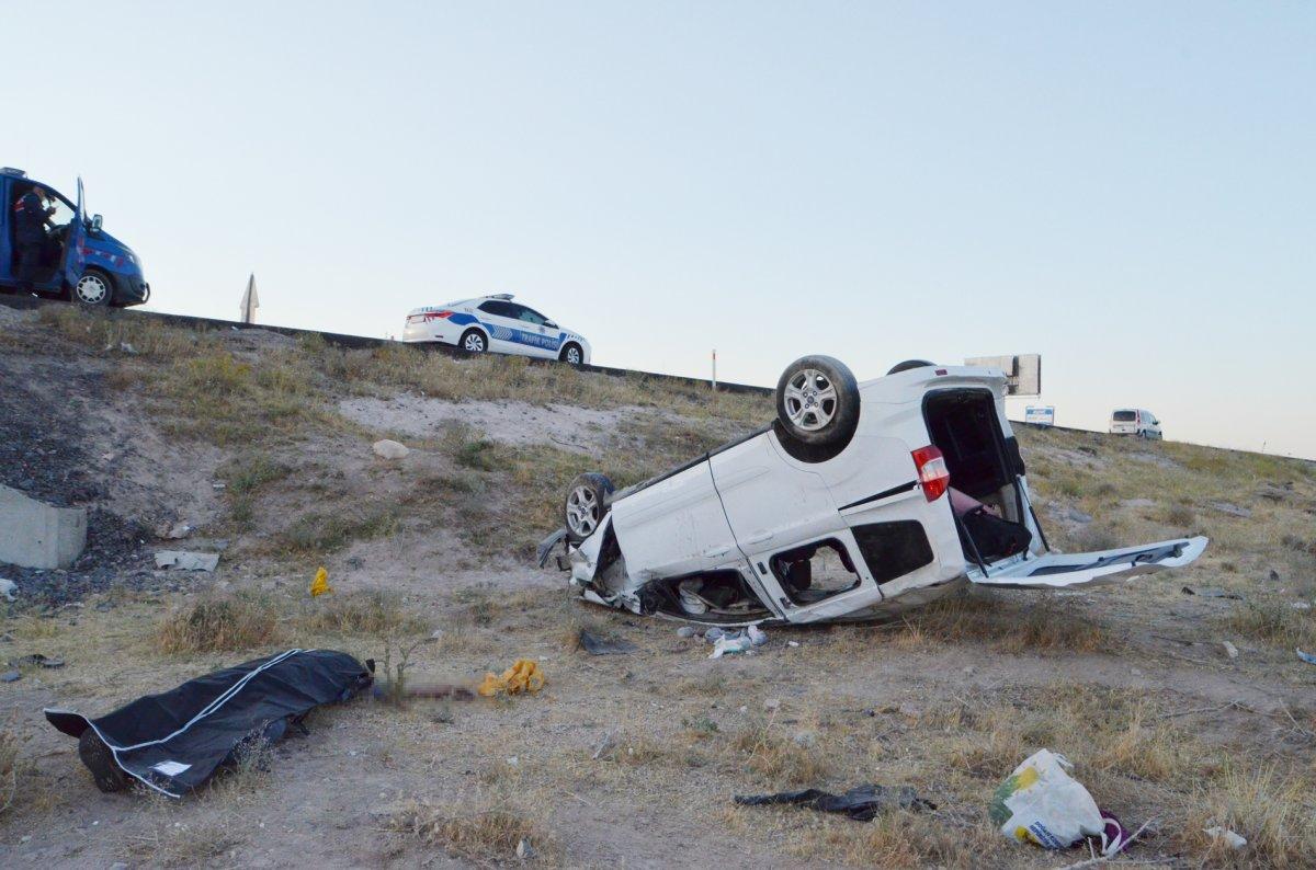 Aksaray'da kazada kaybettiği eşinin başında gözyaşı döktü