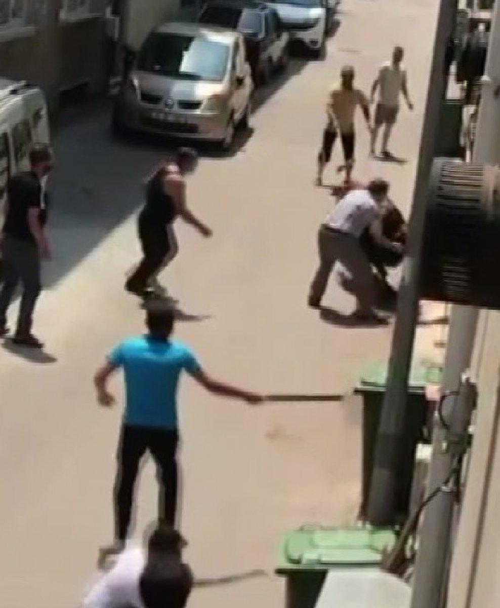 Bursa'da kaçan boğa, kendisini kovalayanı yere serdi