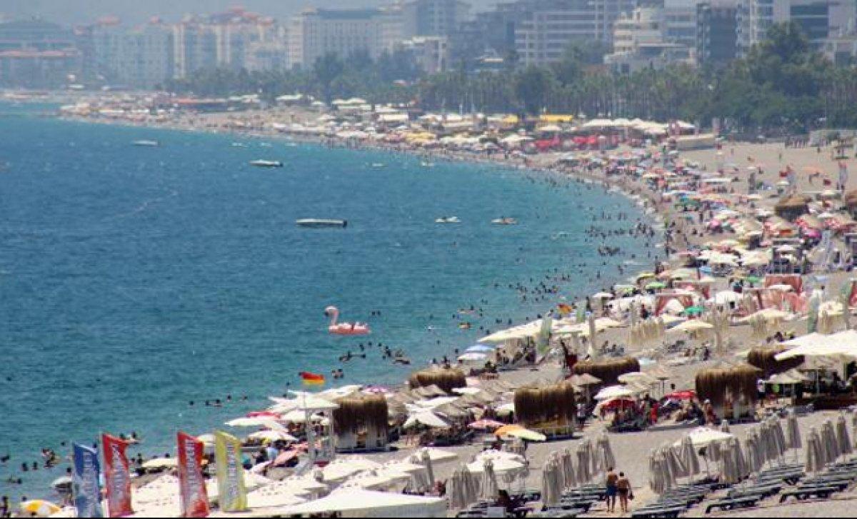 Konyaaltı yerli ve yabancı turistlerin akınına uğradı