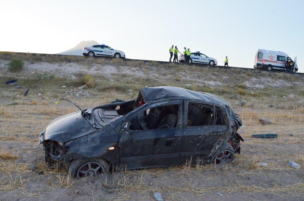 Aksaray'da kazada kaybettiği eşinin başında gözyaşı döktü