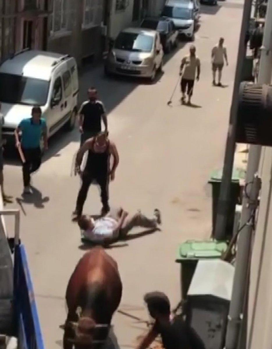 Bursa'da kaçan boğa, kendisini kovalayanı yere serdi