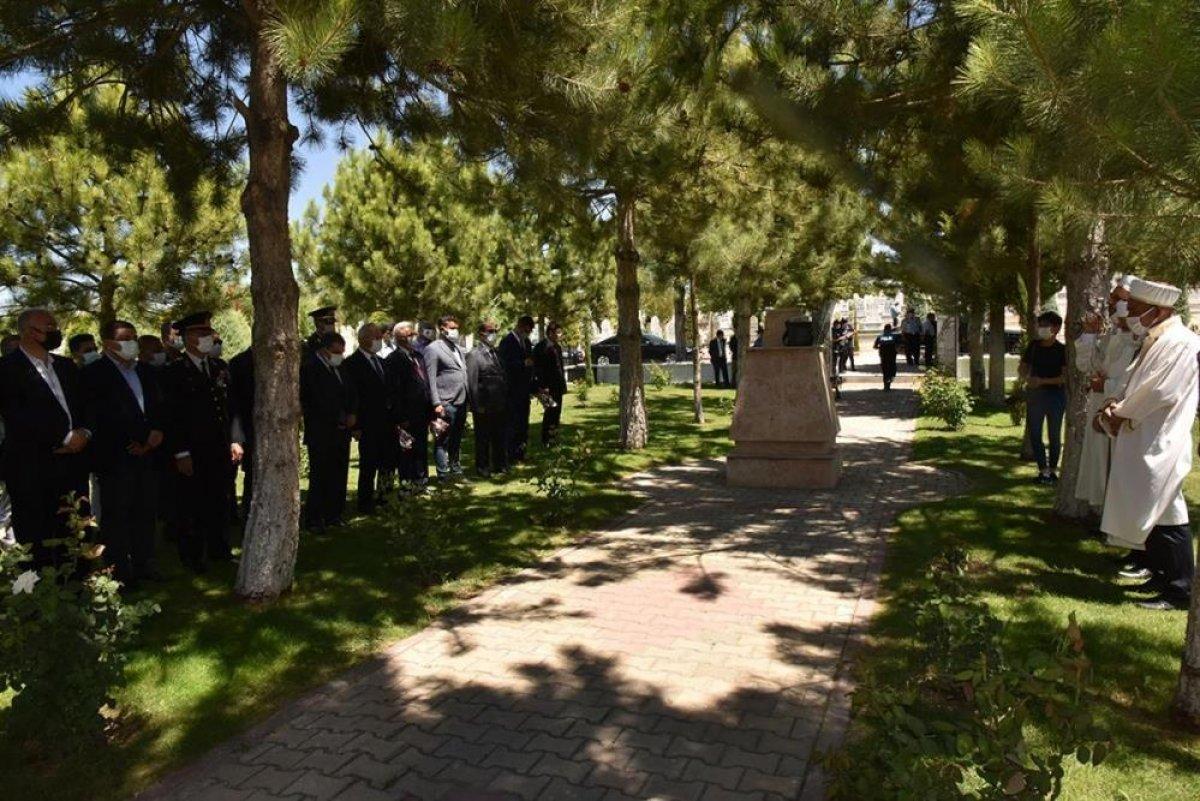 Şehit aileleri bayrama şehitlikleri ziyaret ederek girdi