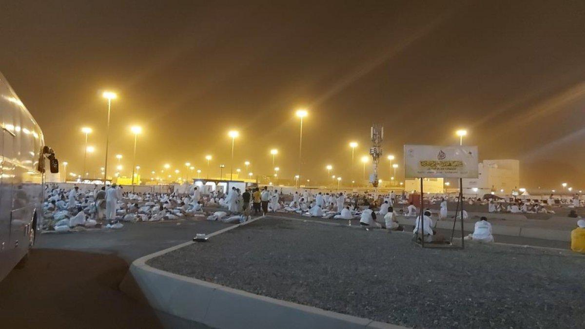 Hacı adayları Müzdelife'de