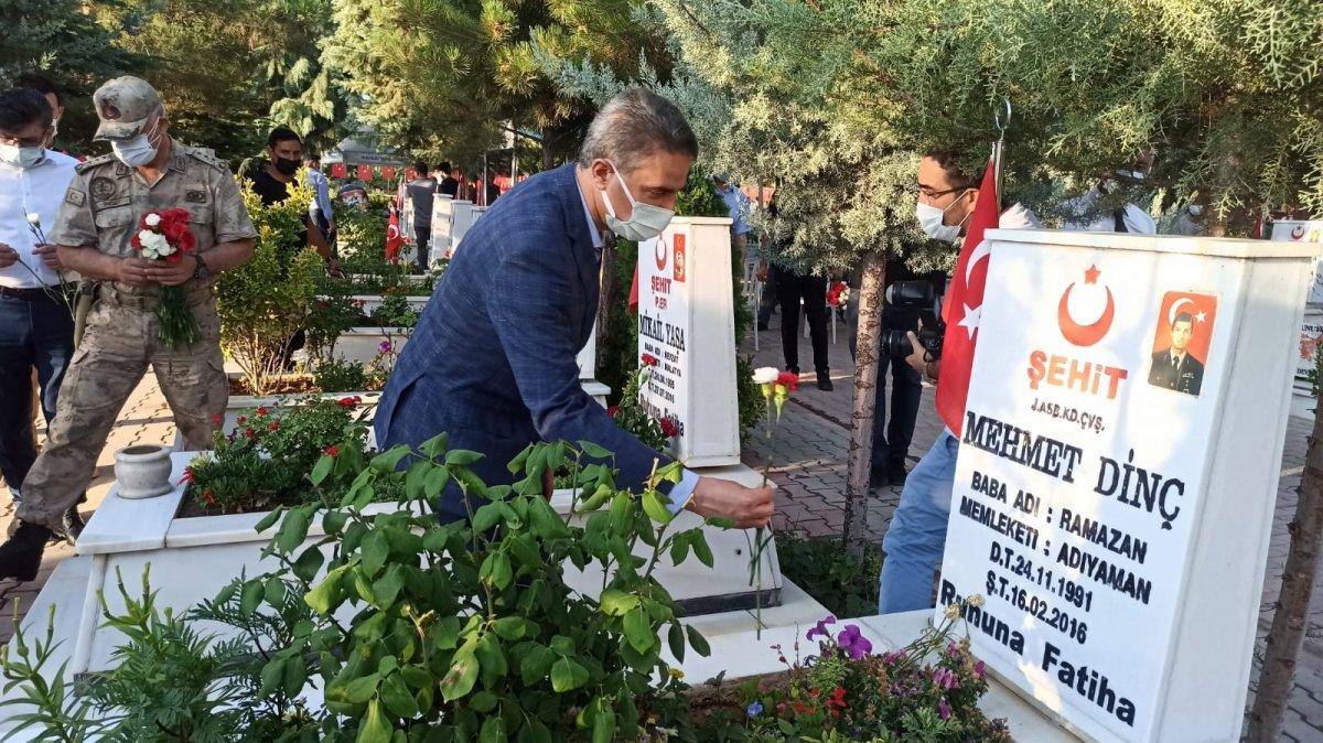 Şehit aileleri bayrama şehitlikleri ziyaret ederek girdi