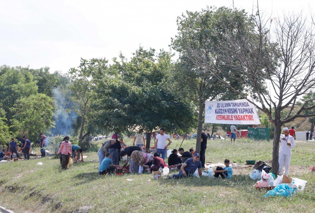 İstanbul'da uyarı afişinin altında kurban kestiler