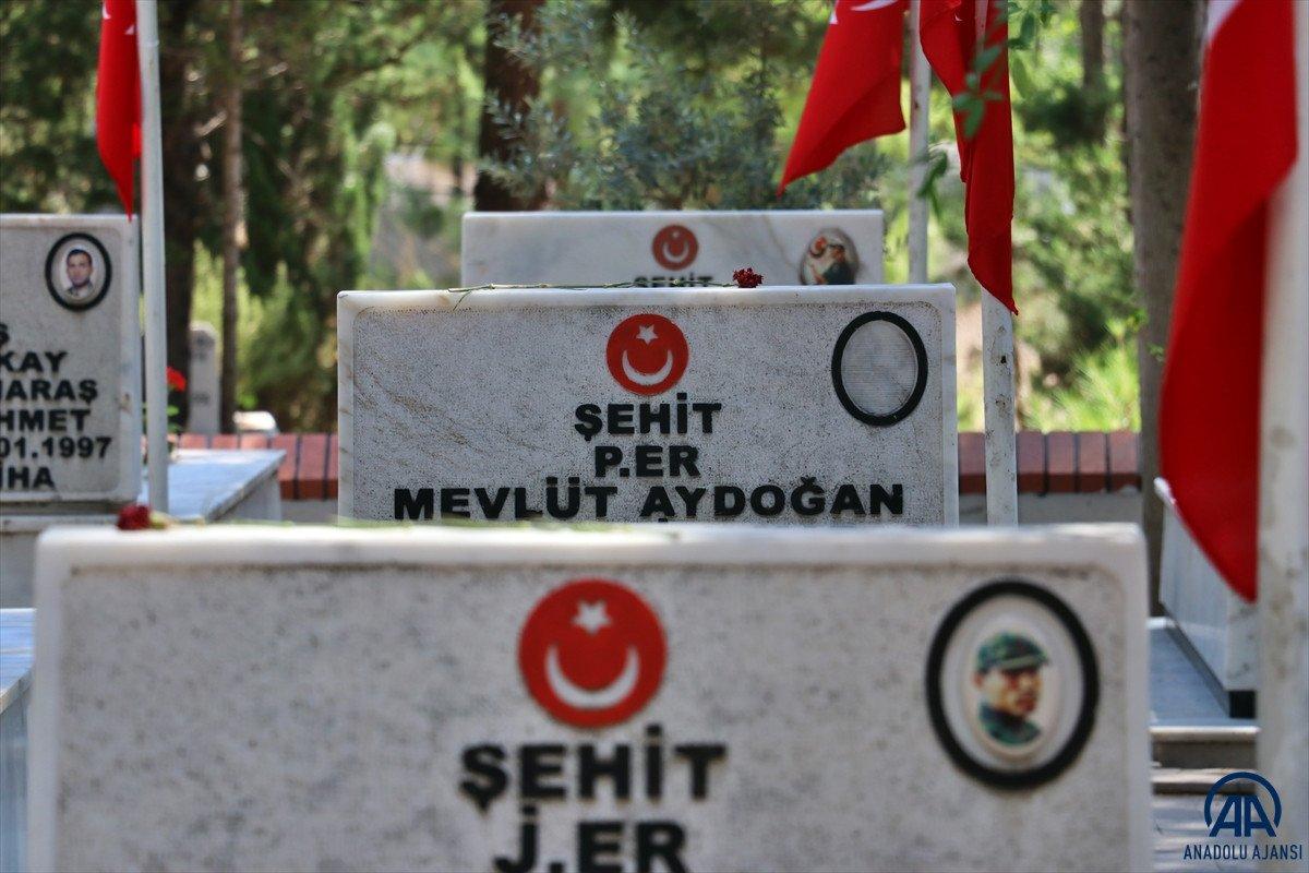 Şehit aileleri bayrama şehitlikleri ziyaret ederek girdi