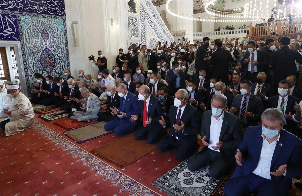 Cumhurbaşkanı Erdoğan, Kurban Bayramı namazını KKTC'de kıldı